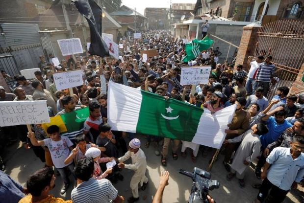 كشميريون يشاركون في احتجاجات بعد صلاة الجمعة في سريناجار يوم الجمعة. تصوير: عدنان العبيدي -رويترز.